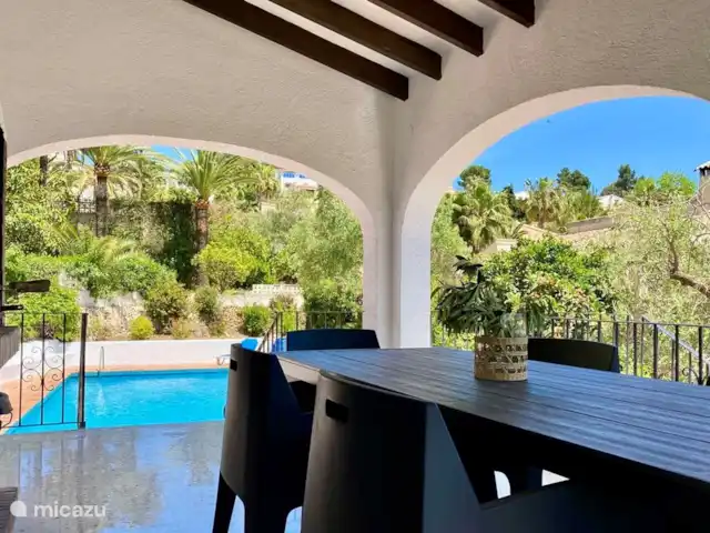 Villa Olivera | Benisa | 6 personas en España, Costa Blanca, Benissa - villa La terraza cubierta de Villa Olivera da a la piscina