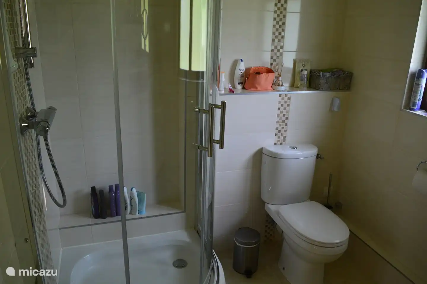 Une salle de bain fraîche et ensoleillée avec WC, douche et lavabo. Oh oui, et avec chauffage au sol.