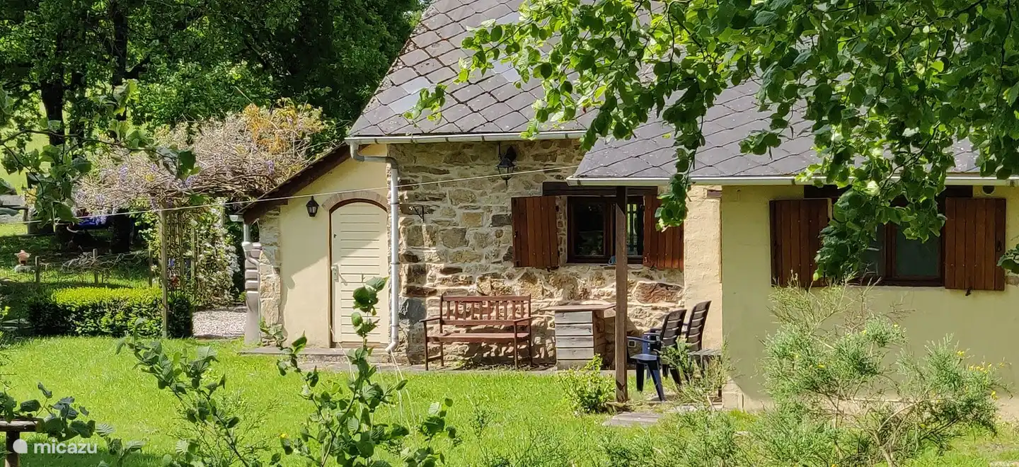 Le dos avec un siège couvert. A gauche l'extension avec, entre autres, un séchoir.