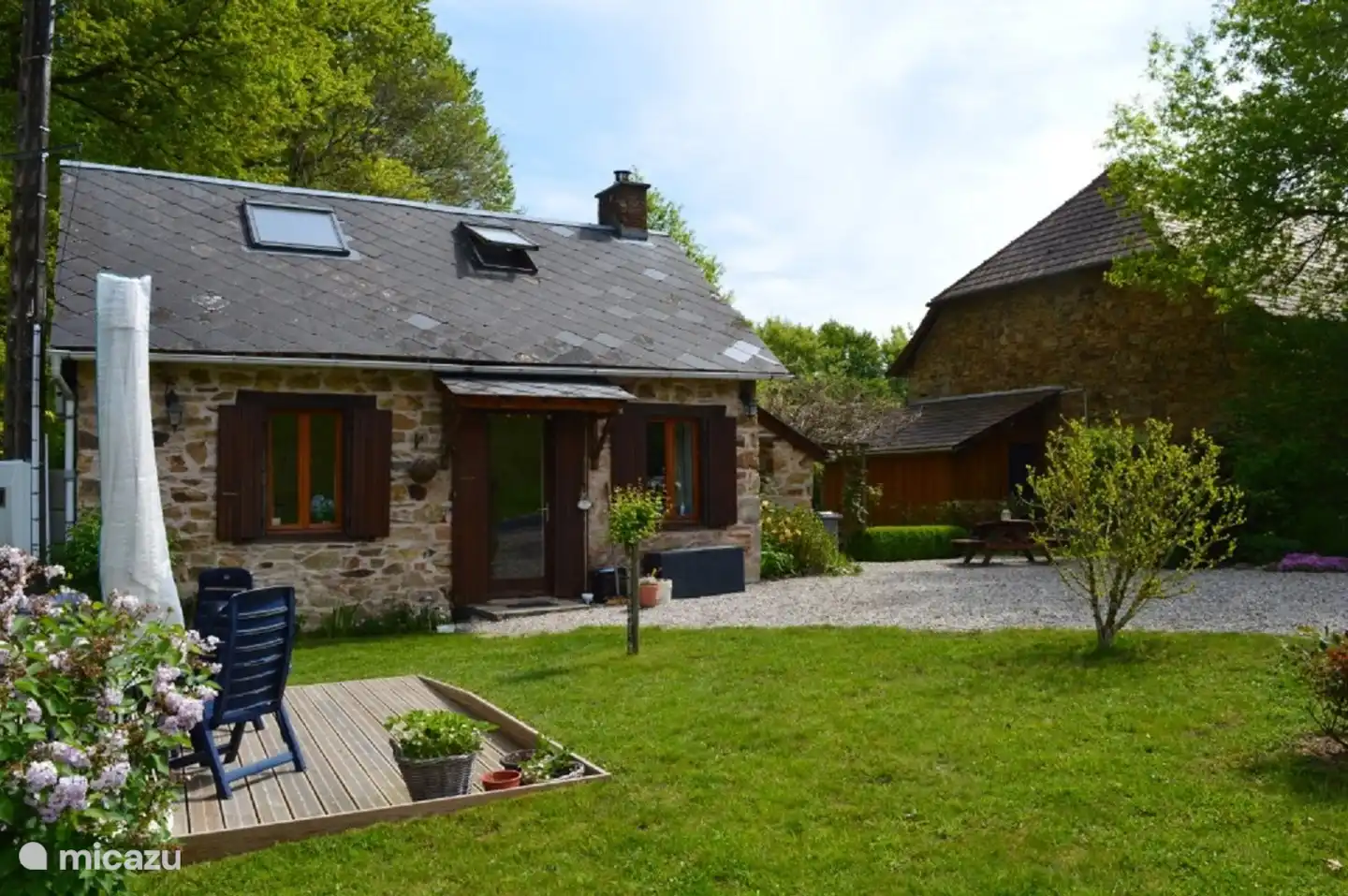 Avec la terrasse à peine visible.