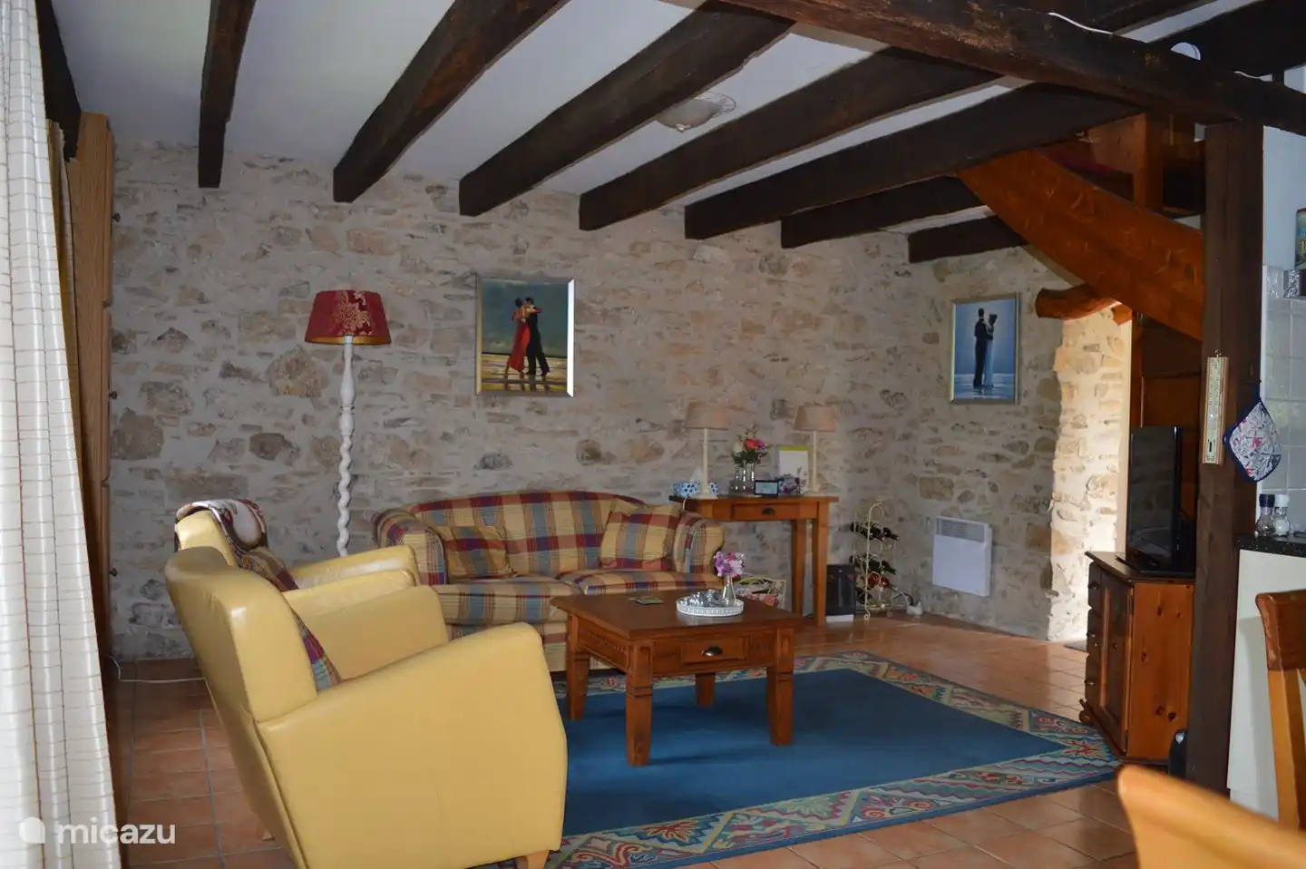 Les fauteuils et le canapé du coin salon sont super confortables.