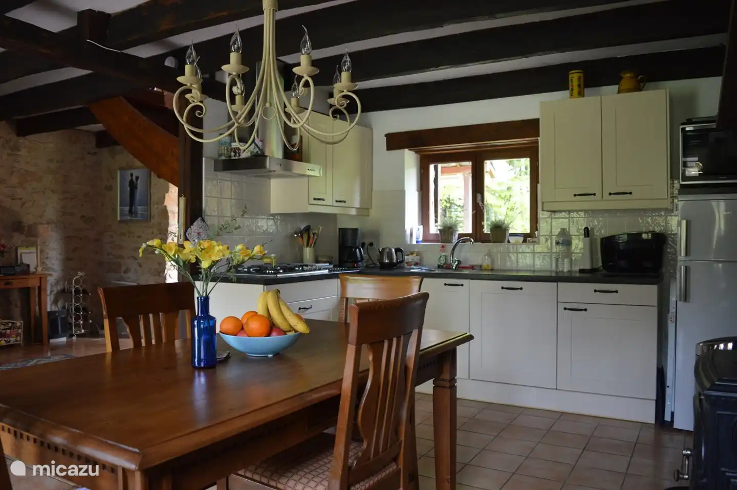 La cuisine avec lave-vaisselle, réfrigérateur-congélateur, four micro-ondes et tout le nécessaire.