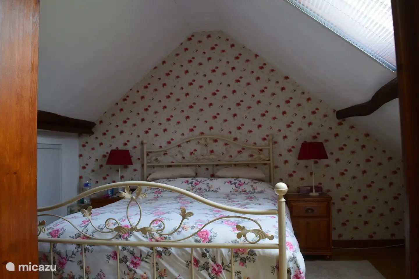 Un lit digne du roi soleil, mais il n'y avait pas de climatisation et cet étage se trouvait être !