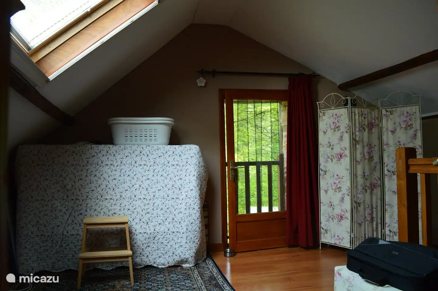 Sur le palier, attenant à la chambre, se trouvent deux autres lits simples. Air conditionné ici, bien sûr. Et puis il y a aussi un lit double dans la roulotte pour ceux qui préfèrent un peu plus d'intimité. là, nous pouvons, si vous le souhaitez, fournir également la climatisation.