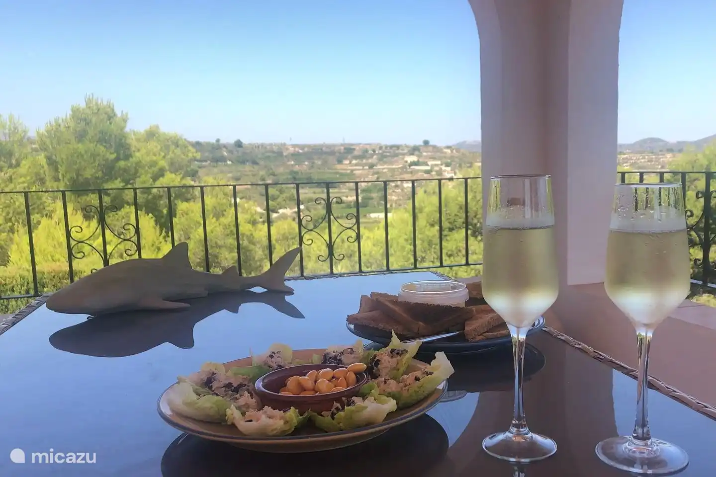 La terrasse couverte de la Villa Juntos a une belle vue
