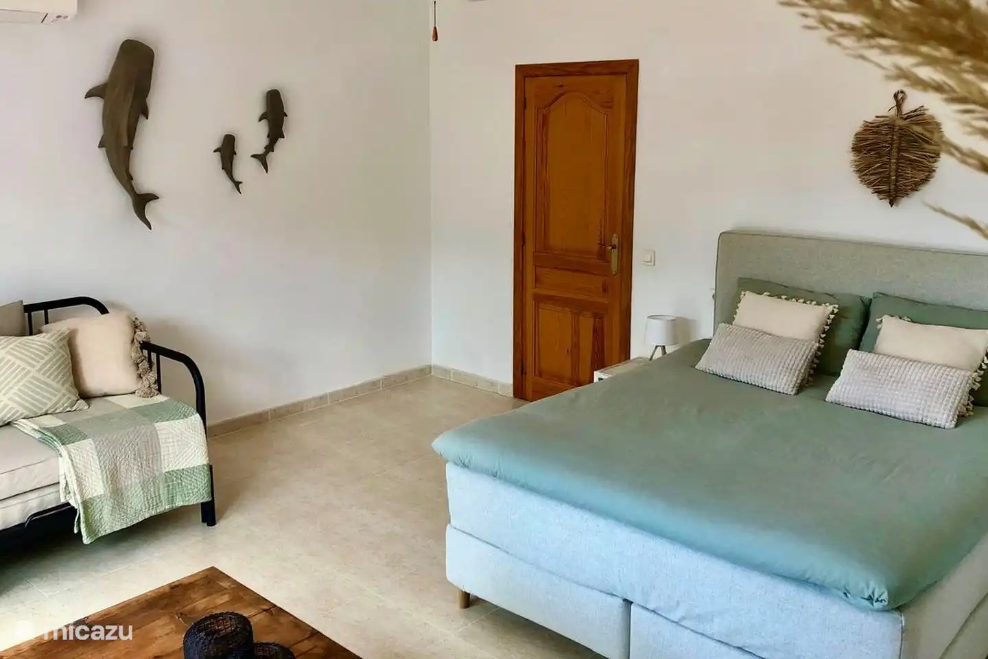 La Villa Juntos dispose de 4 chambres spacieuses avec de bons lits et de la climatisation individuelle