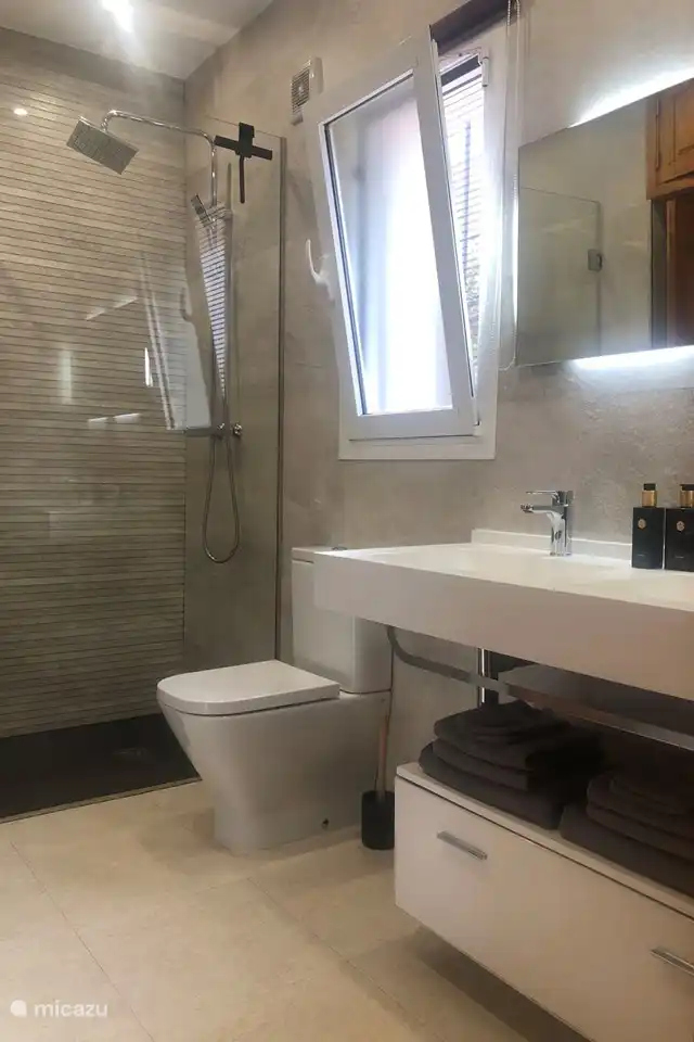 Villa Juntos à Moraira dispose de 3 salles de bains avec douche, lavabo et toilettes