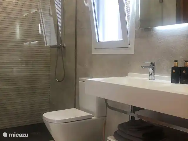 Villa Juntos | Moraira | 8 personen huren in Spanje, Costa Blanca, Moraira - villa Villa Juntos in Moraira heeft 3 badkamers met douche, wastafel en toilet