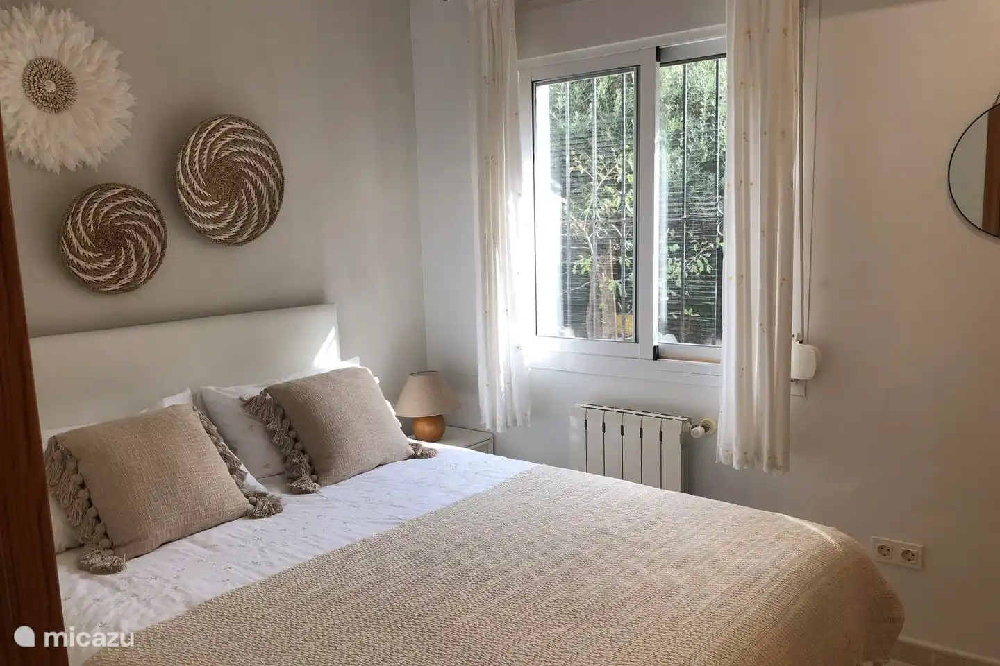 La Villa Juntos dispose de 4 chambres spacieuses avec de bons lits et de la climatisation individuelle