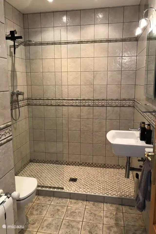 Villa Juntos à Moraira dispose de 3 salles de bains avec douche, lavabo et toilettes