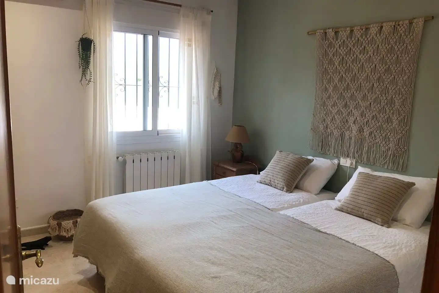 La Villa Juntos dispose de 4 chambres spacieuses avec de bons lits et de la climatisation individuelle