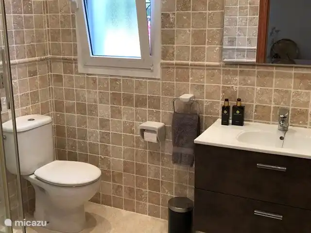 Villa Juntos | Moraira | 8 personen huren in Spanje, Costa Blanca, Moraira - villa Villa Juntos in Moraira heeft 3 badkamers met douche, wastafel en toilet