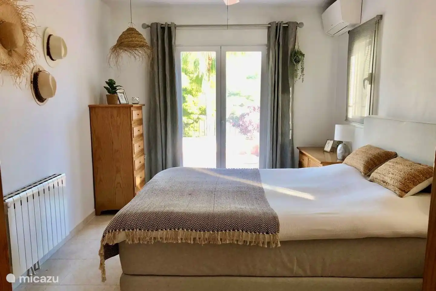 La Villa Juntos dispose de 4 chambres spacieuses avec de bons lits et de la climatisation individuelle