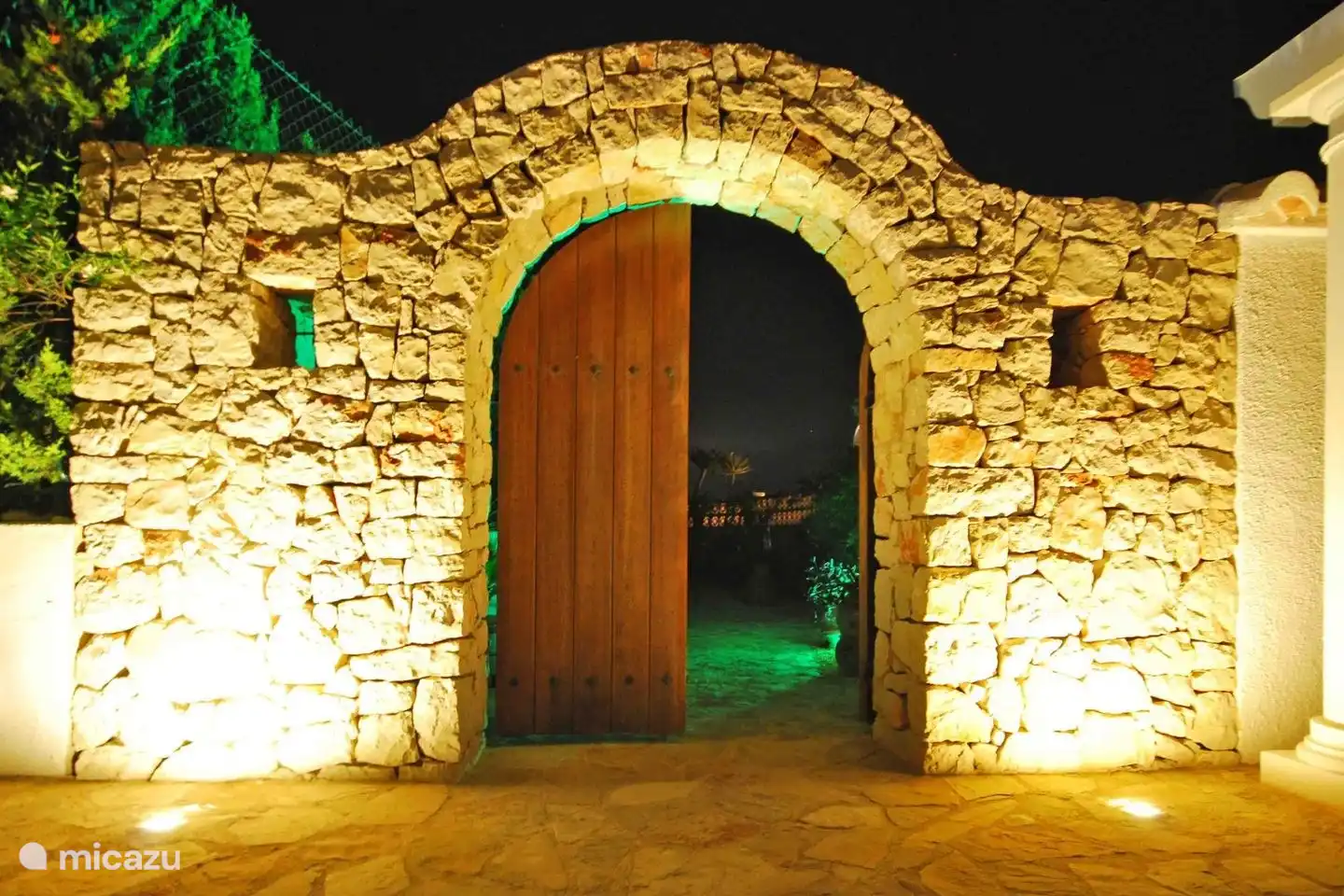 La Villa Juntos est joliment décorée le soir