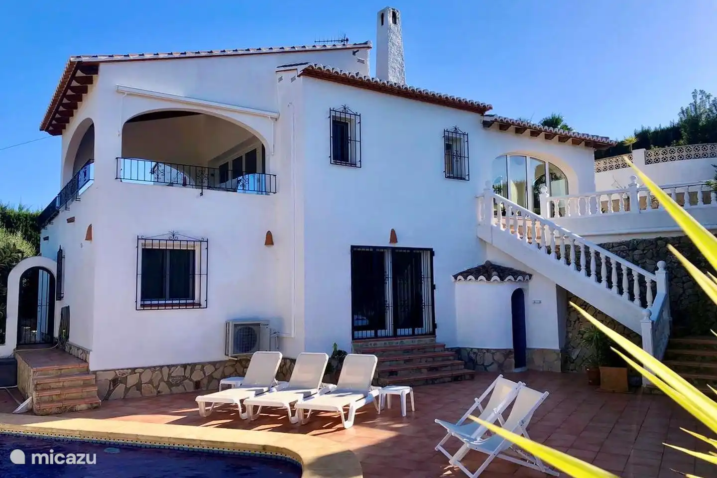 Villa Juntos dispose d'une grande piscine privée avec une grande terrasse environnante