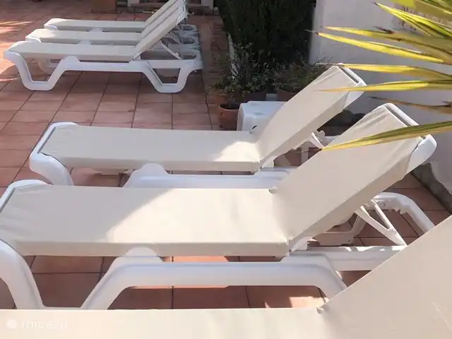 Villa Juntos | Moraira | 8 personen huren in Spanje, Costa Blanca, Moraira - villa Rondom het privé zwembad van Villa Juntos staan meerdere ligbedden