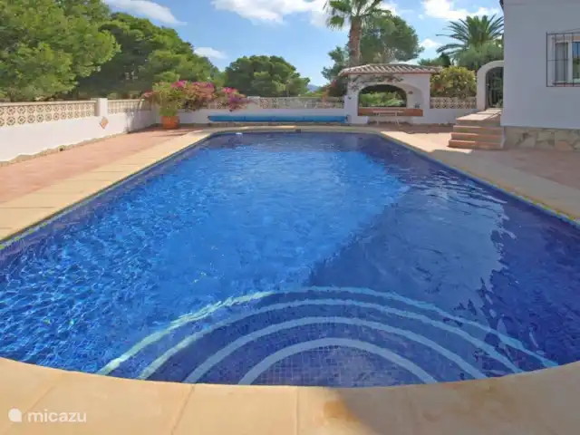 Villa Juntos | Moraira | 8 personen huren in Spanje, Costa Blanca, Moraira - villa Villa Juntos heeft een groot eigen zwembad met ruim terras rondom