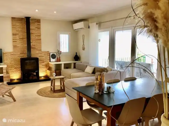 Villa Juntos | Moraira | 8 personen huren in Spanje, Costa Blanca, Moraira - villa De gezellige woonkamer van Villa Juntos met schuifdeuren naar het terras