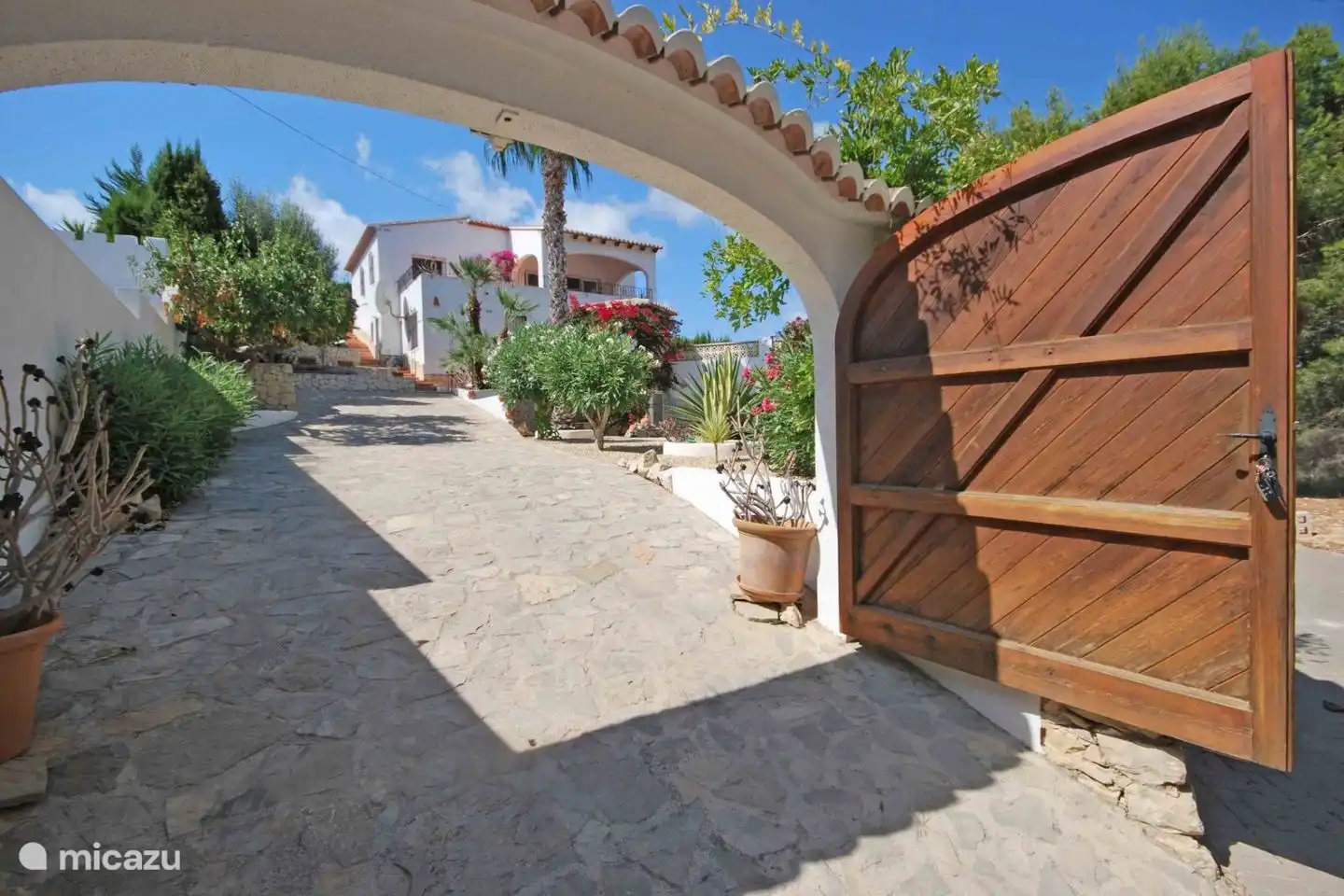 La porte d'entrée de la Villa Juntos