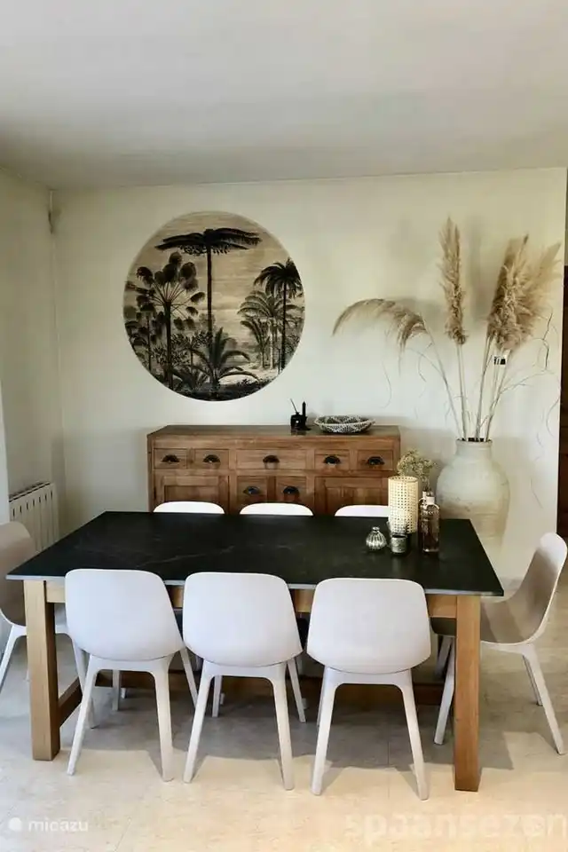 La salle à manger de la Villa Juntos avec des portes coulissantes sur la terrasse