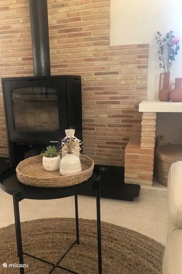 Le salon de la Villa Juntos est joliment meublé