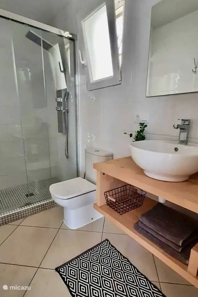 Les salles de bains de la Villa Terramar sont équipées d'une douche à l'italienne, d'un lavabo et de toilettes