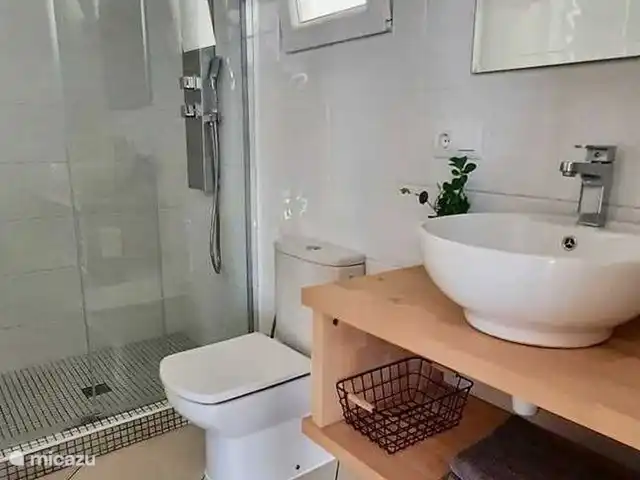 Villa Terramar | Benissa | 6 personnes | Espagne, Costa Blanca, Benissa - villa Les salles de bains de la Villa Terramar sont équipées d'une douche à l'italienne, d'un lavabo et de toilettes