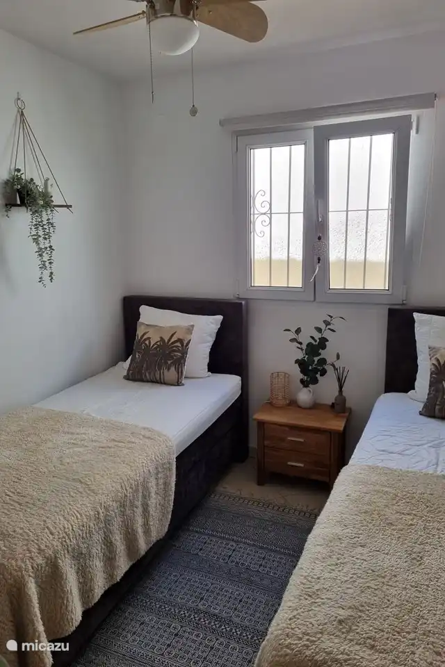 La troisième chambre dispose de deux lits simples de 90 x 220 centimètres et de la climatisation individuelle