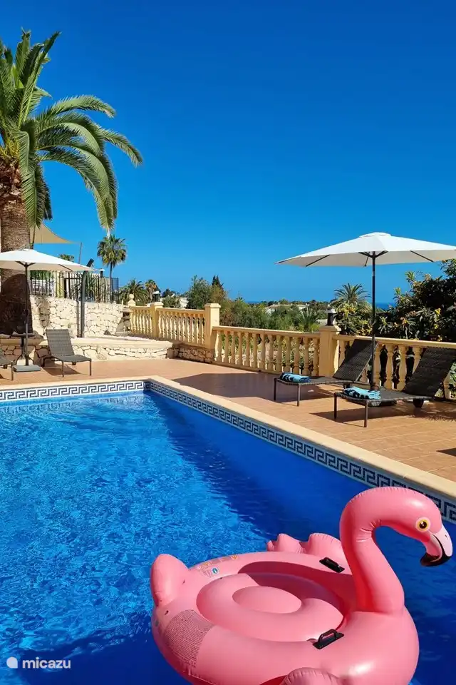 Il y a une vue sur la mer depuis la piscine de la Villa Terramar