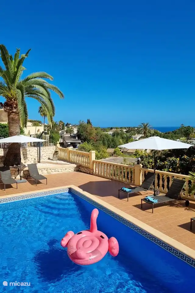 Autour de la piscine privée de la Villa Terramar se trouve une grande terrasse avec transats