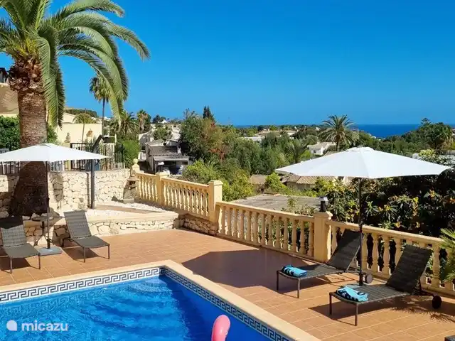 Villa Terramar | Benissa | 6 personnes | Espagne, Costa Blanca, Benissa - villa Autour de la piscine privée de la Villa Terramar se trouve une grande terrasse avec transats