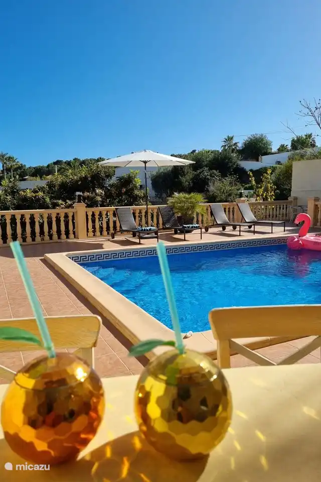 Du bar de la Villa Terramar, il y a une belle vue sur la piscine privée