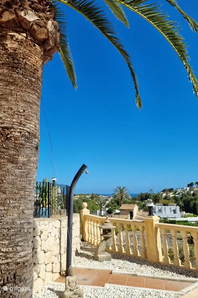 De la douche extérieure il y a une vue sur la mer Méditerranée