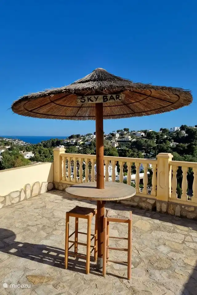 Il y a une vue sur la mer depuis le sky bar de la Villa Terramar