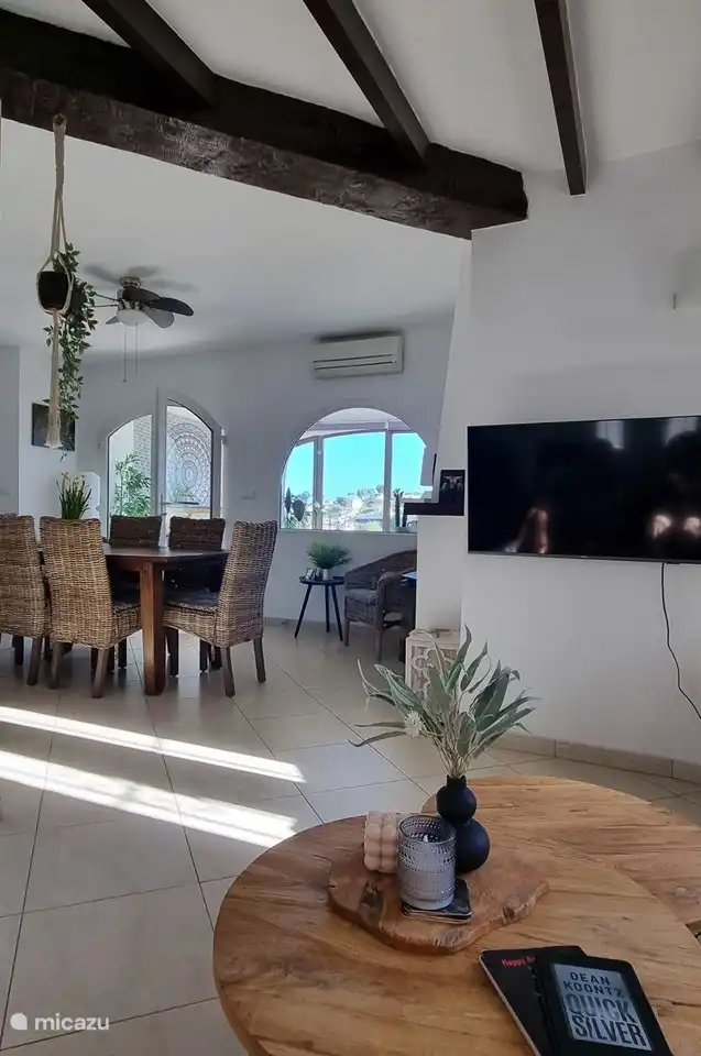 Le salon de la Villa Terramar est confortablement meublé