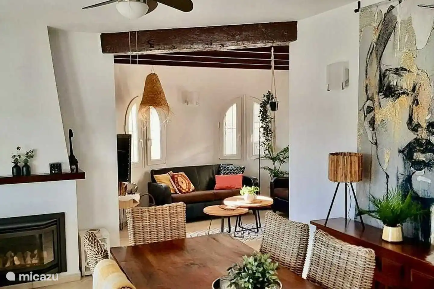 La salle à manger de la Villa Terramar est reliée au salon et à la naya