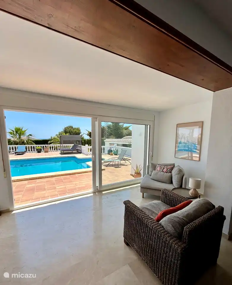 Wohnzimmer mit Blick auf den Pool