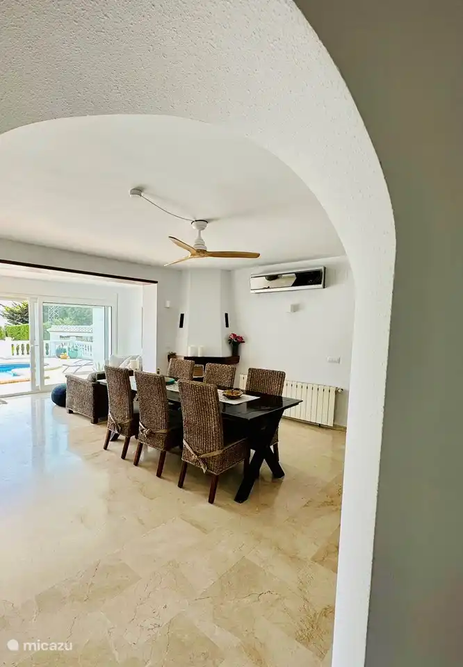Esszimmer mit Deckenventilator und Klimaanlage