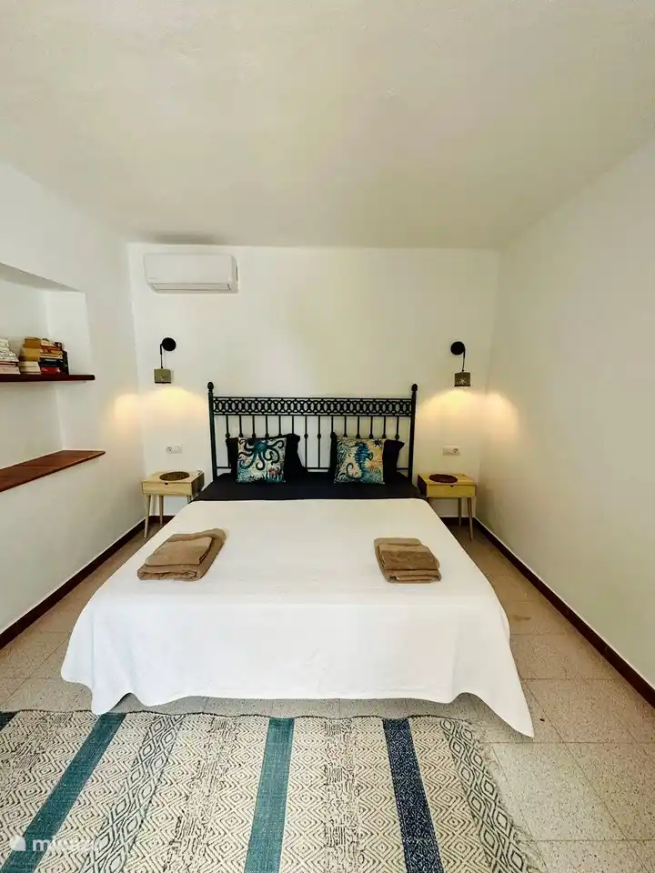 Schlafzimmer 1 Erdgeschoss mit Klimaanlage und Moskitonetzen