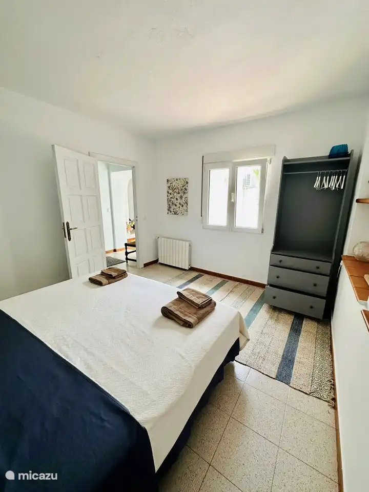 Schlafzimmer 1 Erdgeschoss mit Klimaanlage und Moskitonetzen