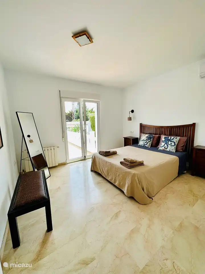 Schlafzimmer 2 Erdgeschoss mit Klimaanlage und Fenstergittern