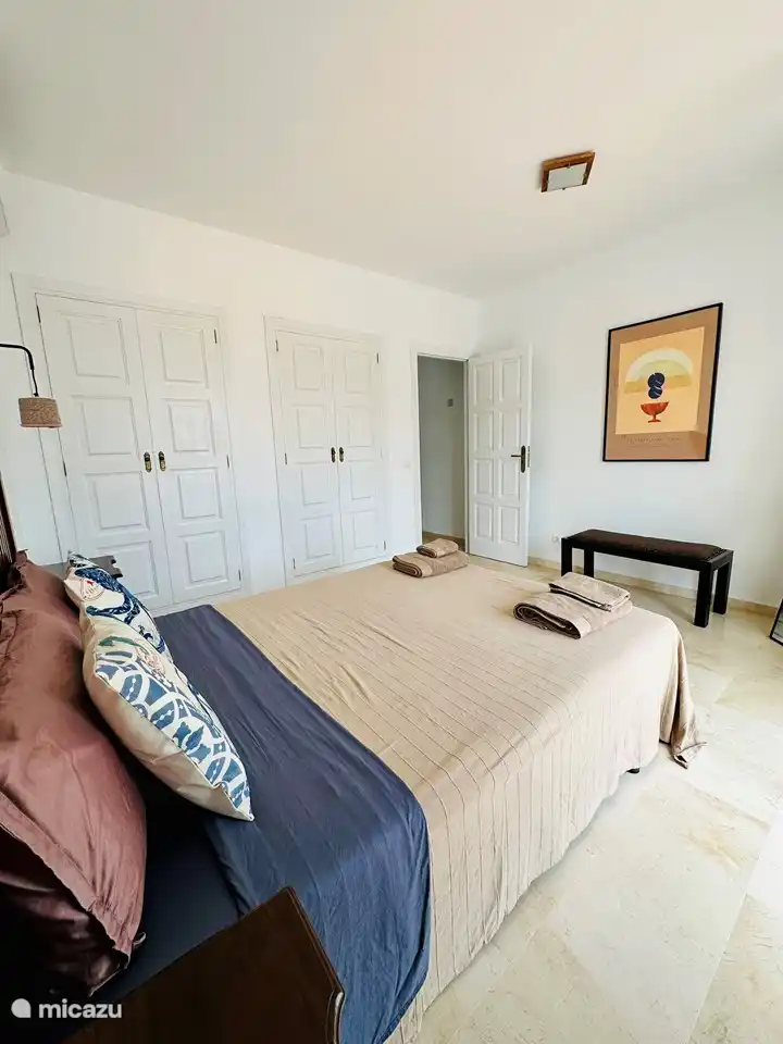 Schlafzimmer 2 Erdgeschoss mit Klimaanlage und Fenstergittern