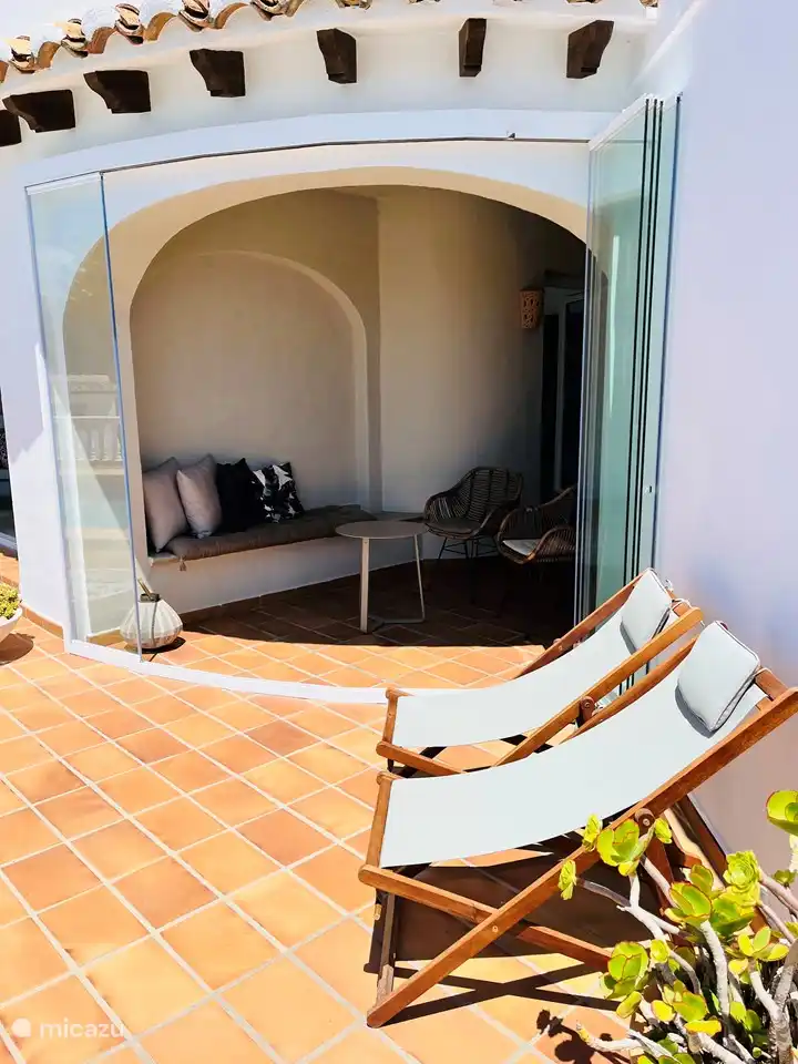 Entspannungsbereich und Eingang Naya