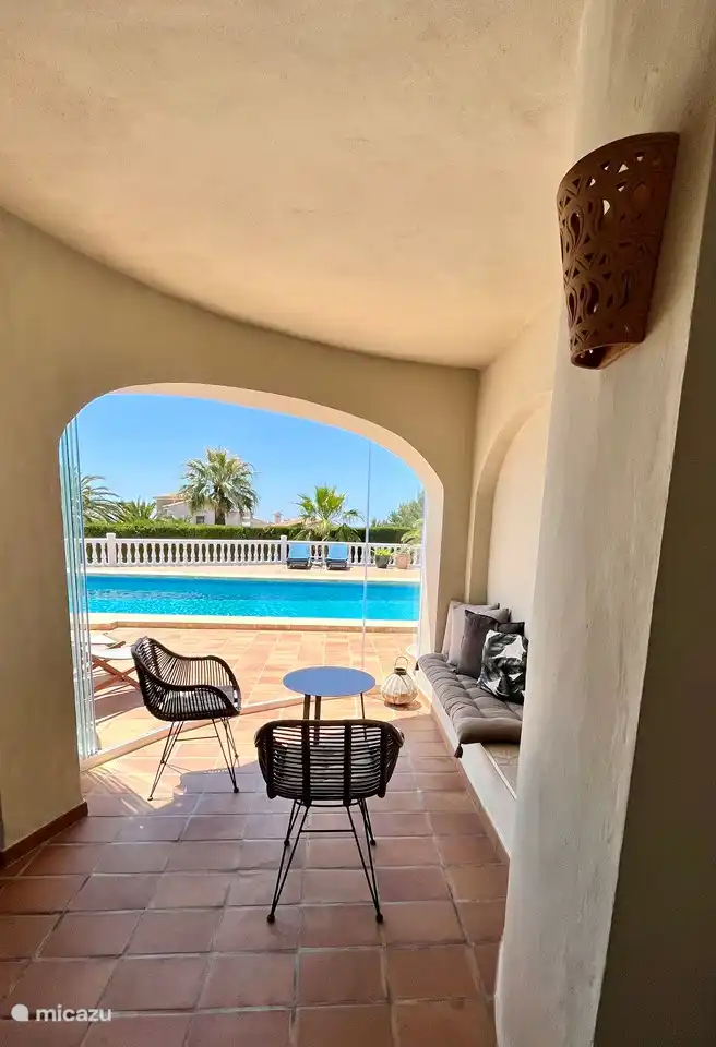 Gemütliche Sitzecke in Naya mit Blick auf den Pool