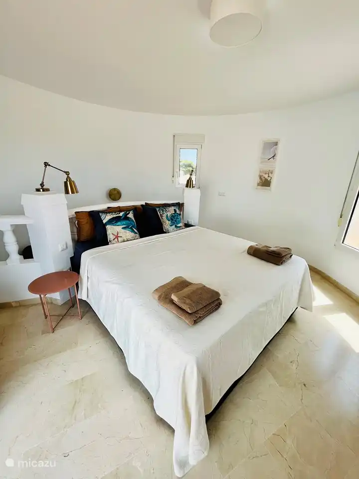 Hauptschlafzimmer im 1. Stock mit Klimaanlage und Moskitonetzen