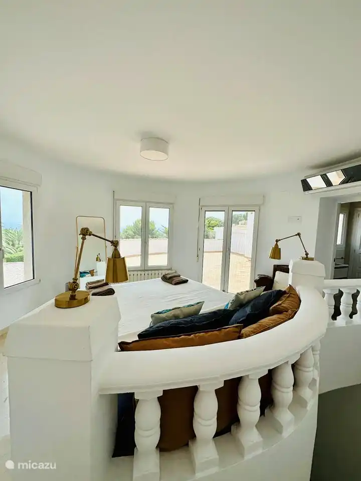 Hauptschlafzimmer im 1. Stock mit Klimaanlage und Moskitonetzen