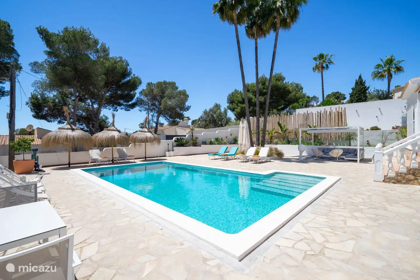 Villa La Serena in Moraira has a large terrace with luxurious sunbeds and a lounge area around the private pool