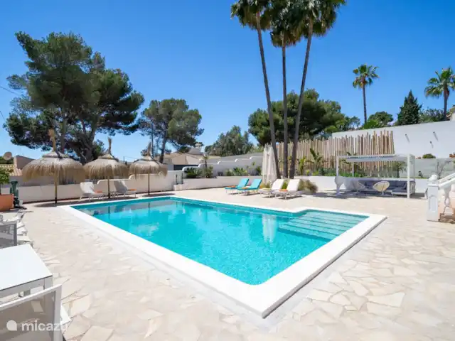 Villa La Serena | Moraire | 8 personnes | Espagne, Costa Blanca, Moraira - villa La Villa La Serena à Moraira dispose d’une grande terrasse avec des transats luxueux et d’un coin salon autour de la piscine privée