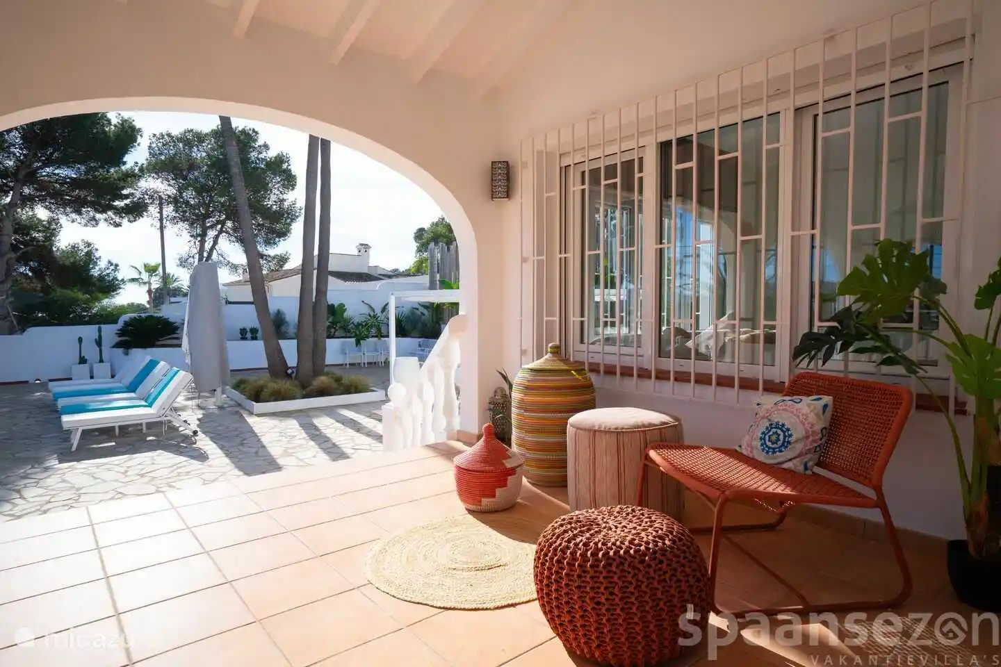 Overdekt zitje met zicht op de mediterrane tuin en privé zwembad