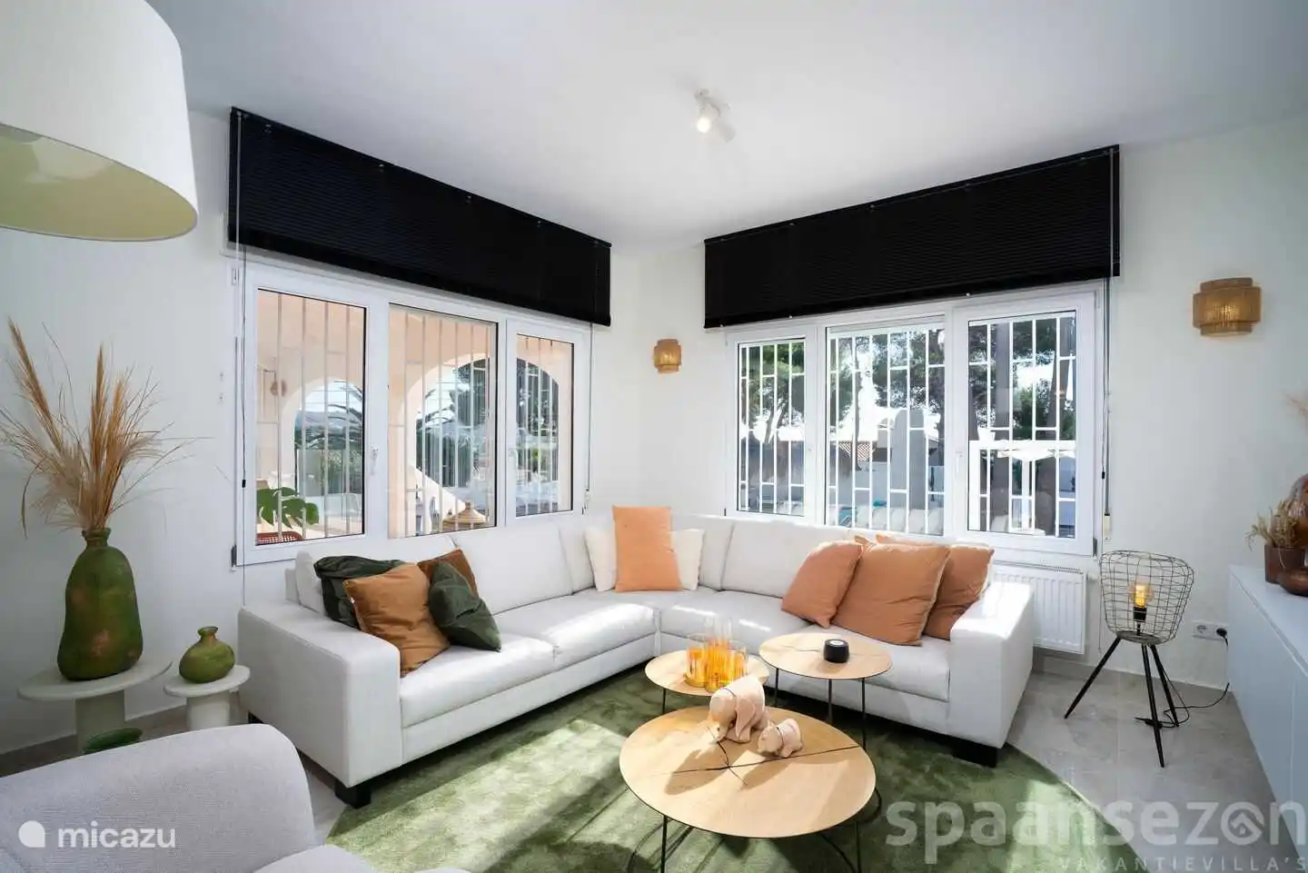 De gezellige woonkamer kijkt uit de tuin met privé zwembad